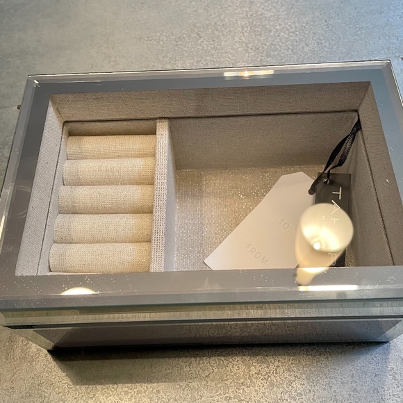 Tahari NWT Jewelry Box - Picture 2 of 3